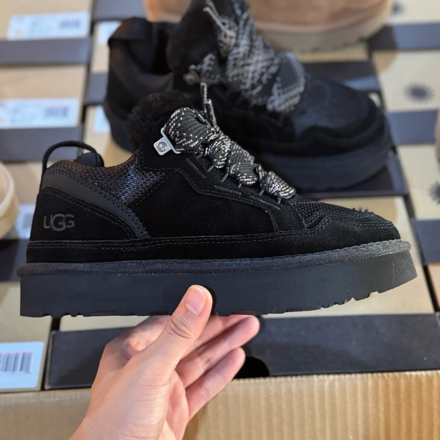 Local 💰600 Settlement in store 250 OEM grade 4032 Mel series Top workmanship level Super stable version ✔️ Good looks and texture online Suede leather + low-key logo look retro Classic two-color shoelaces can be worn as one shoe or two ✔️ So comfortable that you want to weld your feet on it Super light material + 5cm thick sole No tired feet after heightening Wool insoles are warm and breathable No stress on commuting and shopping all day long ✔️ I love the details: wide shoelaces for photos, sizes 34-40 are suitable for various foot types, slight stains can be wiped clean with a damp cloth, and the loose feeling in early autumn depends entirely on it. You can close your eyes and avoid stepping on thunder! 👟